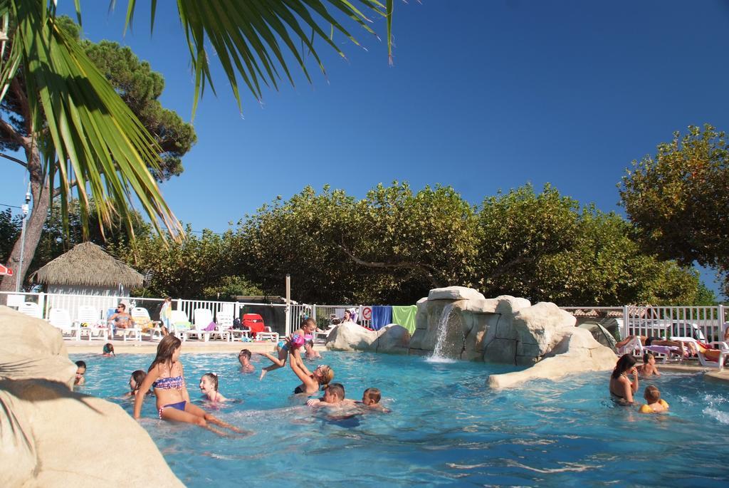 La Pinede Camping Гримо Экстерьер фото
